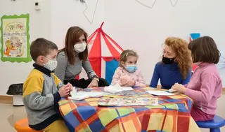 Almudena Parres y Ana Suárez en su visita a una ludoteca municipal