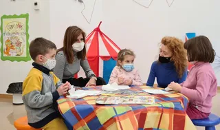 Almudena Parres y Ana Suárez en su visita a una ludoteca municipal
