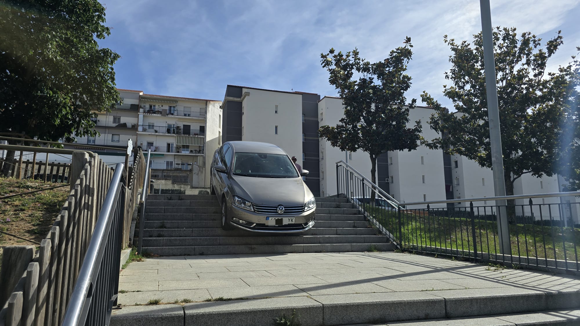 Un Coche Queda Atascado En La Plaza De La Concordia