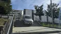 Un Coche Queda Atascado En La Plaza De La Concordia