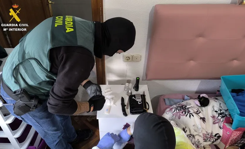 Guardia Civil en el registro de la vivienda en Ciudad Rodrigo