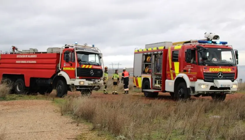  Un incendio en el poblado de Vistahermosa moviliza a los bomberos del Ayuntamiento y de la Diputación