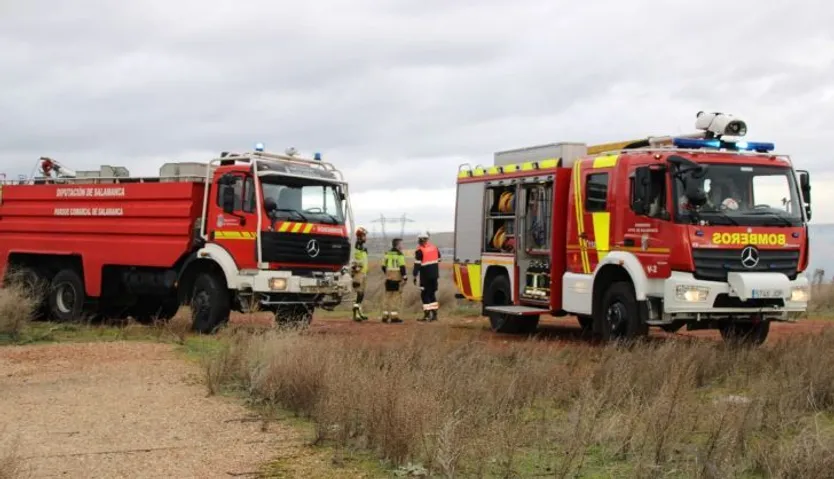 Un incendio en el poblado de Vistahermosa moviliza a los bomberos del Ayuntamiento y de la Diputación