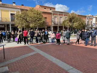 Decenas de personas se han concentrado hoy en la Plaza de España de Peñaranda con motivo del Día Internacional de la Mujer