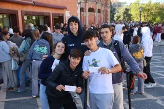 Largas colas en las inmediaciones de La Glorieta para sacar las entradas de la feria | Andrea Mateos 