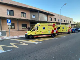 Ambulancia en la calle del Romero. Centro de Salud Garrido Norte. Archivo (1)