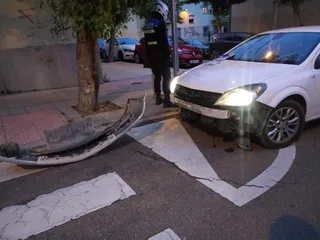 Un accidente entre dos coches en calle Gacela deja dos heridos
