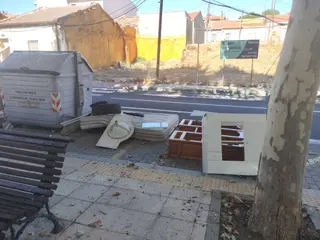 Los vecinos de la calle Mayor de Chamberí alertan de la acumulación de muebles junto a los contenedores