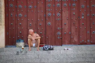 Señor en calzoncillos en la puerta de la Catedral