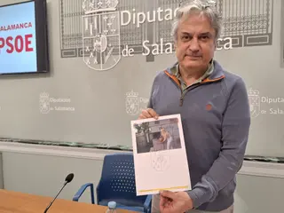 Fernando Rubio muestra un modelo de buzones inteligentes en la Diputación
