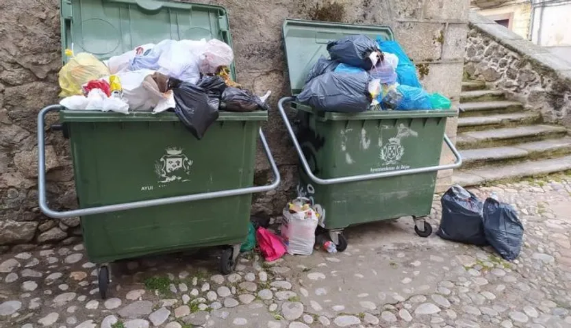 Cubos de basura a rebosar en Béjar