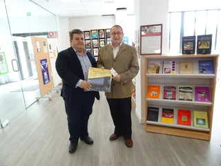 Francisco Miguel García y José María Hernández en la biblioteca municipal