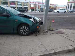 Un conductor derriba una farola en el polígono de los Villares. Fotos Carlos H.G (2)