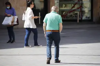 Gente paseando por la plaza del Liceo en Verano
