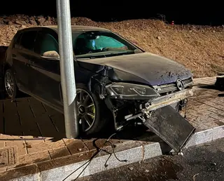 Un coche impacta contra una farola en la zona de Peña Alta