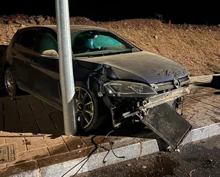 Un coche impacta contra una farola en la zona de Peña Alta