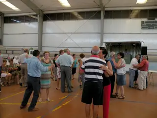Fiestas en Calzada de Valdunciel: Desfile de peñas y comida Asociación de Jubilados