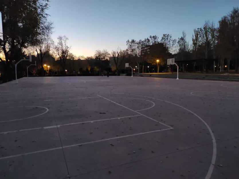 Iluminación en las pistas del parque de los Jesuitas pasadas las 18.00 horas. Foto SALAMANCA24HORAS (3)