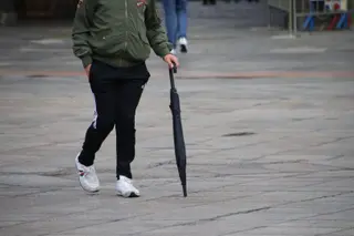 Persona paseando con paraguas