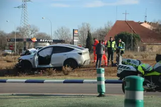 Un accidente entre un camión y un turismo se salda con un bebé y un adulto heridos