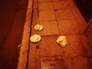 Pañales lanzados por la ventana en la calle Ronda del Corpus. Foto S24H
