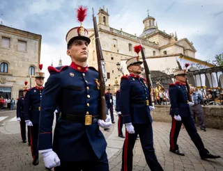 La Sección de Movimientos Floreados y la Unidad de Música de la Guardia Real hacen las delicias de los vecinos de Ciudad Rodrigo. ICAL
