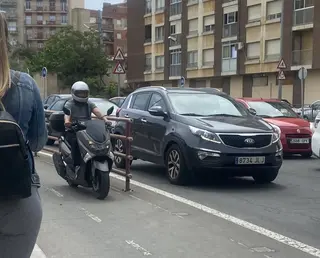 Un motorista circula por el carril bici | FOTO SALAMANCA24HORAS.COM