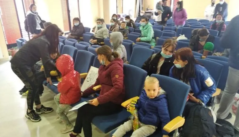 Los refugiados fueron recibidos en el centro multifucional.