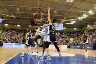 Koné, ante Fenerbahce Alagoz | FOTO ANDREA MATEOS