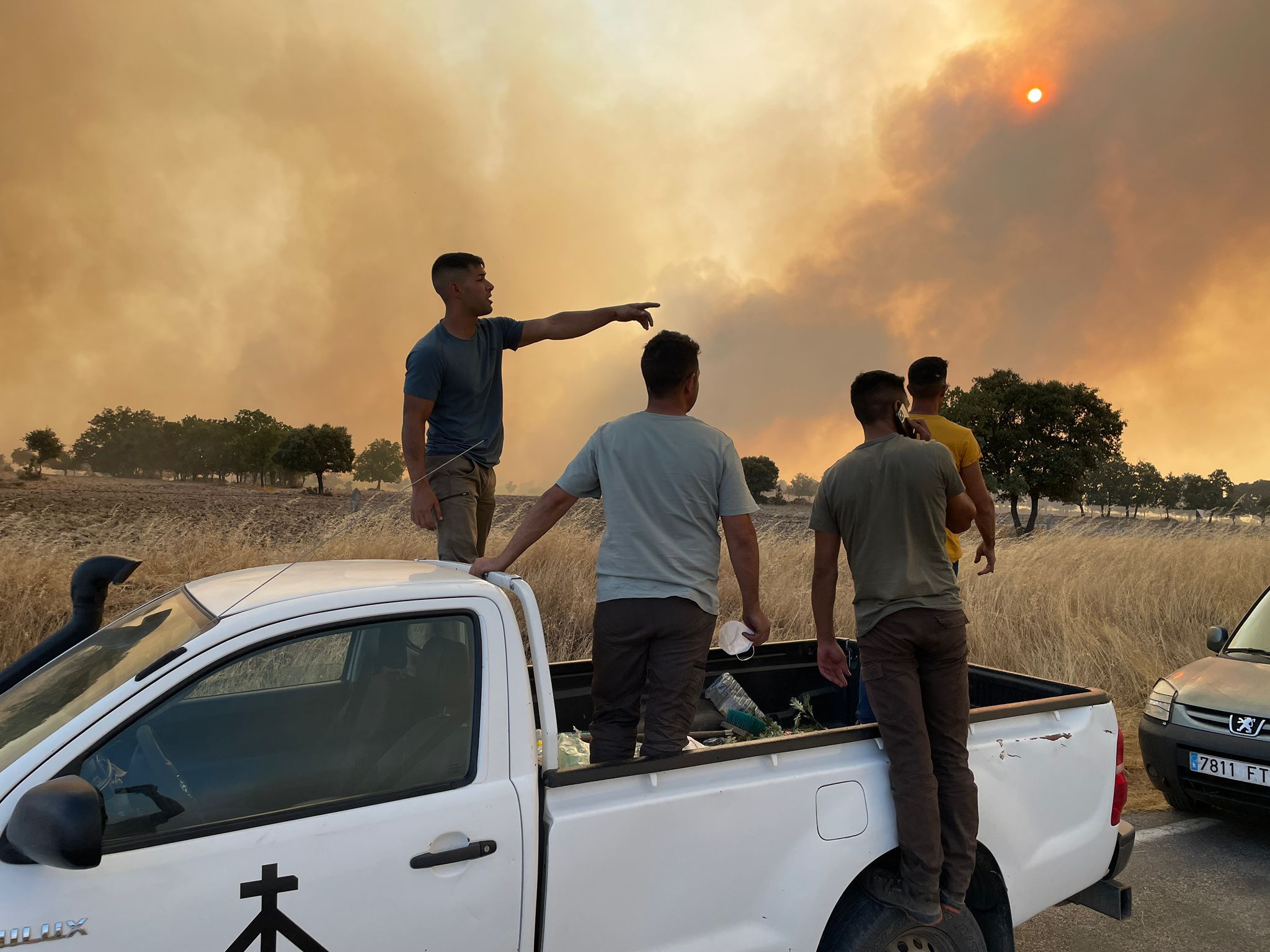 Vecinos y voluntarios en la zona del incendio de Cip&eacute;rez
