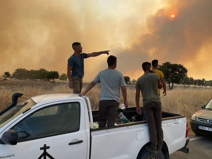 Vecinos y voluntarios en la zona del incendio de Cipérez