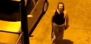 VÍDEO | ?Un hombre armado con un kaláshnikov, descalzo y semidesnudo siembra el terror en un pueblo de Galicia