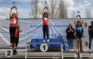 downloaEl equipo femenino de la escuela de ciclismo acaricia el podium de la Liga Interautonómica