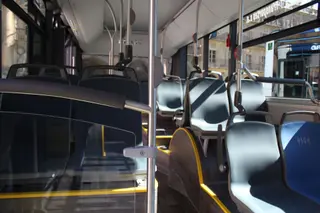 Autobús urbano por dentro en la presentación de los nuevos vehículos eléctricos del servicio municipal de transporte urbano. Foto de archivo