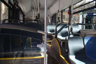 Autobús urbano por dentro en la presentación de los nuevos vehículos eléctricos del servicio municipal de transporte urbano. Foto de archivo