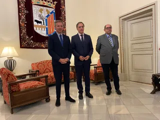 El alcalde de Salamanca, Carlos García Carbayo, y el presidente de Mercasa, José Miñones antes de una reunión.