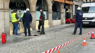 Bomberos junto a la Gran Vía. Foto de archivo