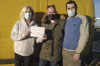 El teniente de alcalde de El Campo, Iván Ramos, junto a responsables del refugio Senda Nathur