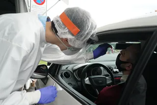 Un trabajador sanitario le realiza un test desde un vehículo a un hombre, en la zona habilitada en el Hospital de Basurto en Bilbao, donde la consejera de Salud de Euskadi, Nekane Murga, confirmó ay