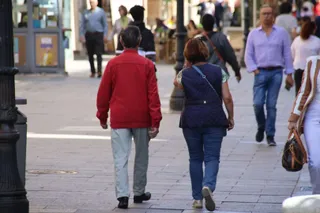 Gente paseando por las calles de Salamanca. Foto de archivo