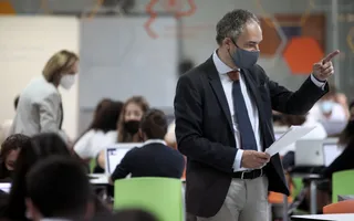 Un profesor dando clase. Foto: EP