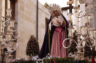 Procesión de la Hermandad de Nuestro Padre Jesús del Perdón con el paso María Santísima de Gracia y Amparo. Foto Andrea M.
