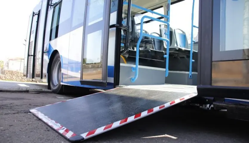Carlos García Carbayo, presenta los nuevos autobuses del servicio municipal de transporte urbano