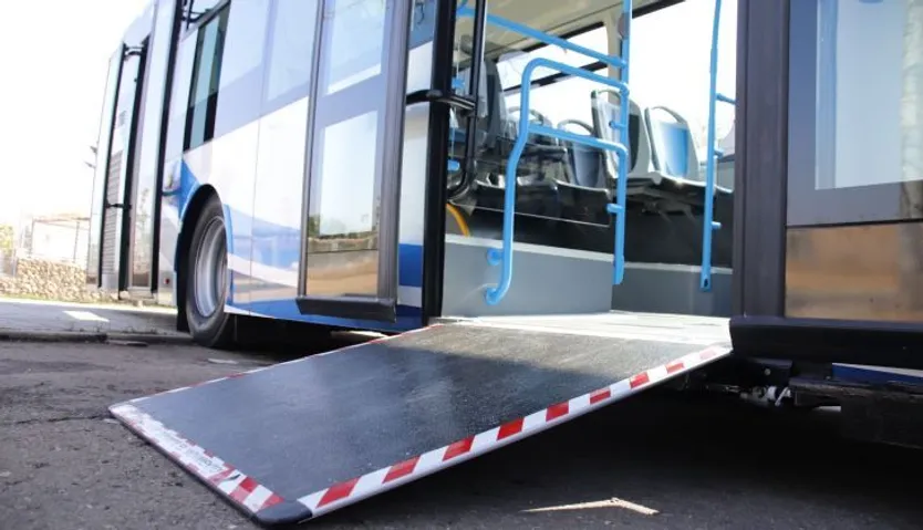 Carlos García Carbayo, presenta los nuevos autobuses del servicio municipal de transporte urbano