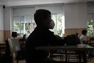 Un niño cn mascarilla en el colegio. | EP