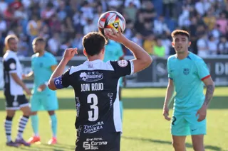 Rojo saca de banda ante el filial del Barcelona | FOTO SALAMANCA24HORAS.COM