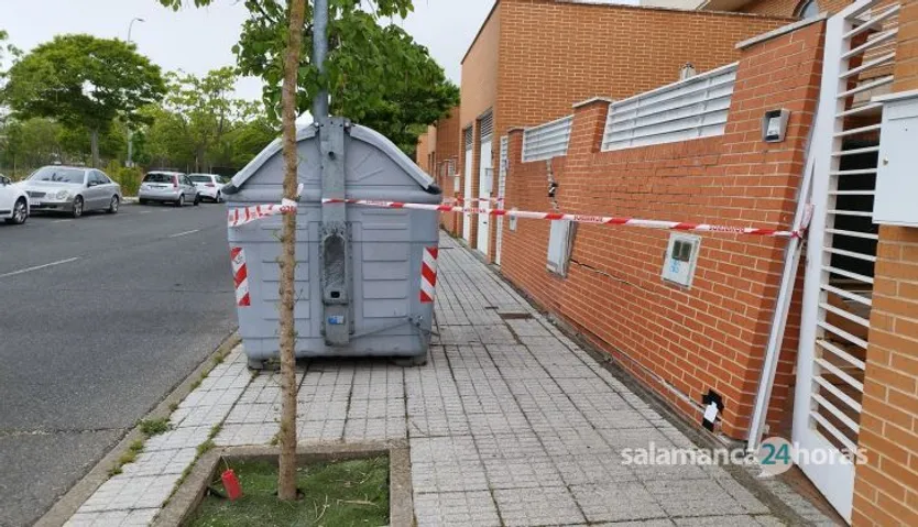 GALERÍA | Los Bomberos acuden a Chamberí a reforzar el muro de un chalet derrumbado por un camión de la basura