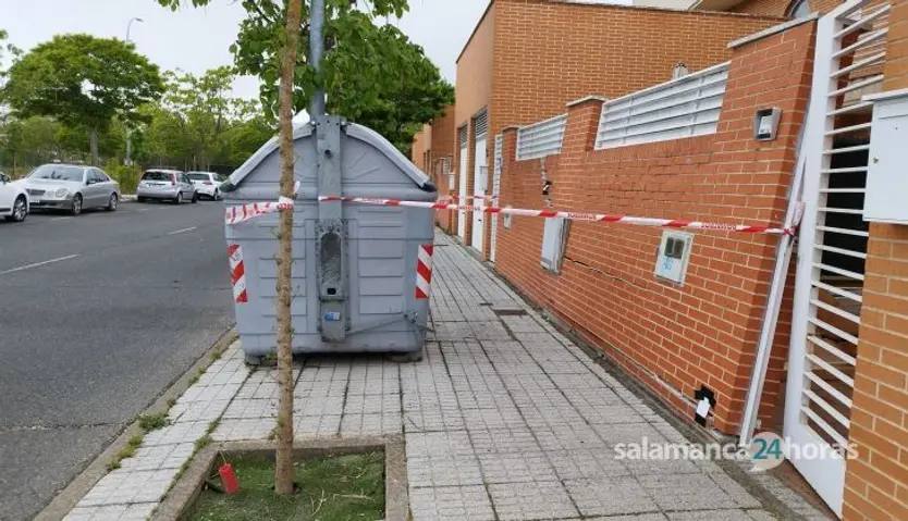 GALERÍA | Los Bomberos acuden a Chamberí a reforzar el muro de un chalet derrumbado por un camión de la basura