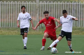 Un jugador del Ciudad Rodrigo trata de controlar el balón en un partido de la presente temporada. Foto: SALAMANCA24HORAS
