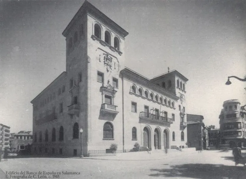 De Banco de España a Centro Internacional de la lengua Española. Fotografía de C. León, 1942